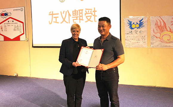 1531476978975560.jpg 和老总合影.jpg